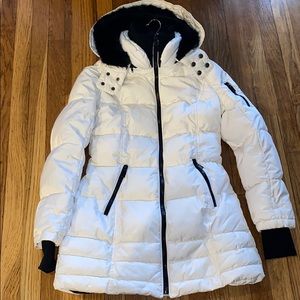 Women’s Winter Coat Size Medium fits like a small